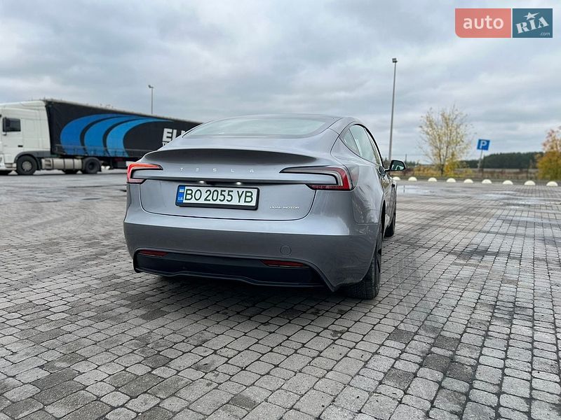 Седан Tesla Model 3 2025 в Радивилове