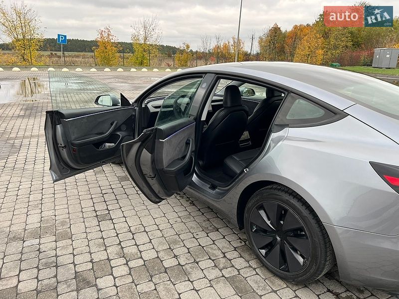 Седан Tesla Model 3 2025 в Радивилове