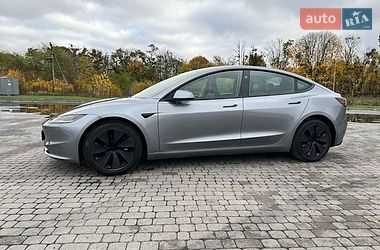 Седан Tesla Model 3 2025 в Радивилове