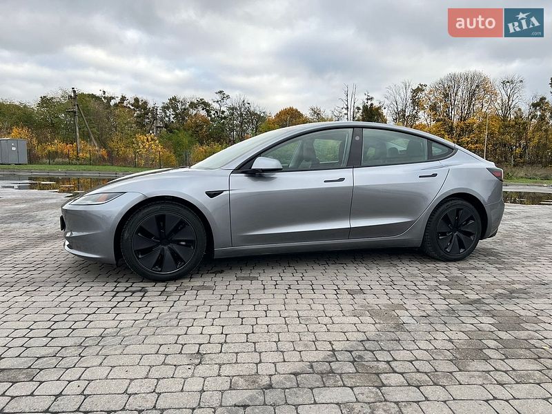 Седан Tesla Model 3 2025 в Радивилове