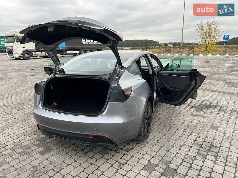 Седан Tesla Model 3 2025 в Радивилове