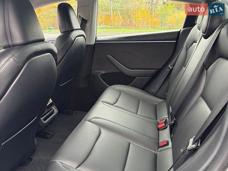Седан Tesla Model 3 2025 в Радивилове