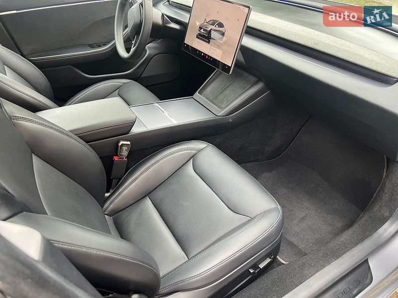 Седан Tesla Model 3 2025 в Радивилове