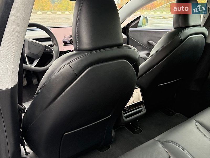 Седан Tesla Model 3 2025 в Радивилове