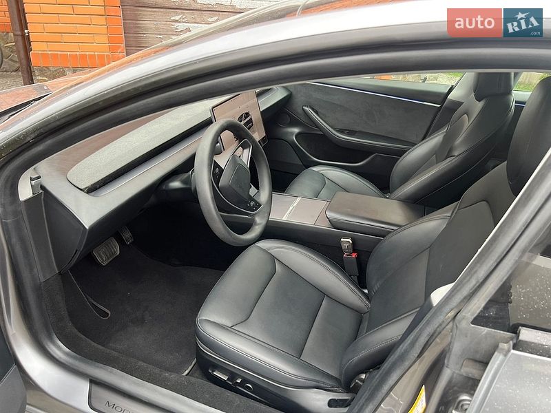 Седан Tesla Model 3 2025 в Радивилове