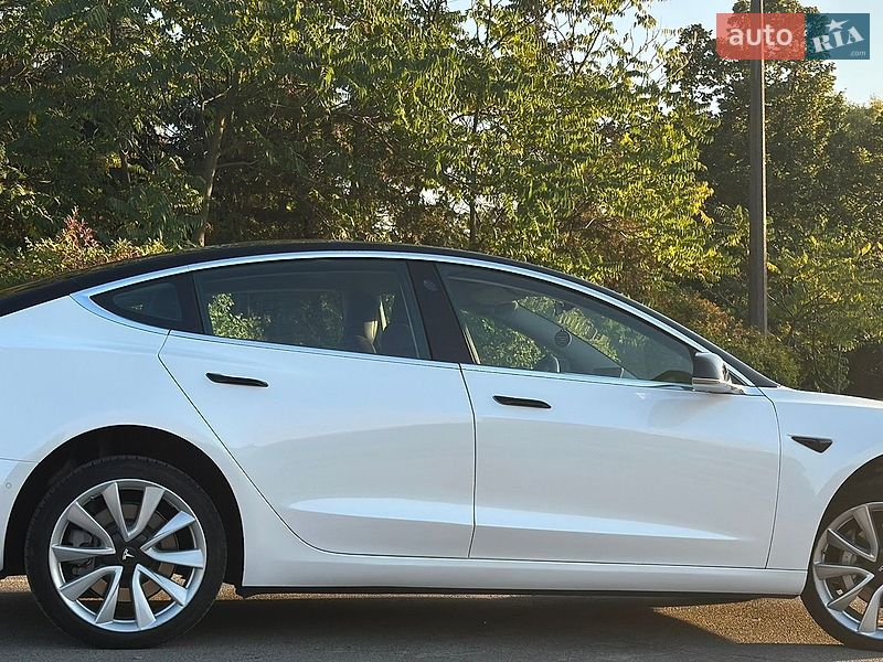 Седан Tesla Model 3 2019 в Киеве