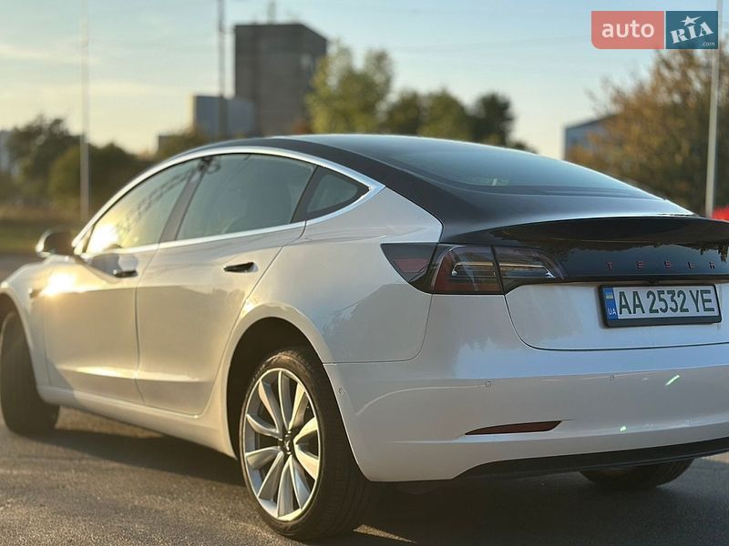 Седан Tesla Model 3 2019 в Киеве