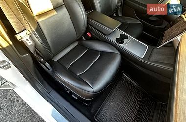 Седан Tesla Model 3 2019 в Киеве