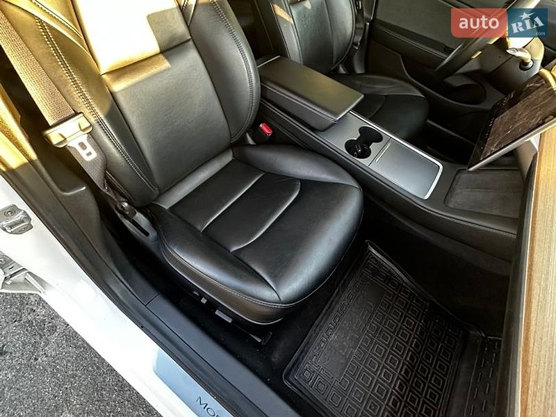 Седан Tesla Model 3 2019 в Киеве