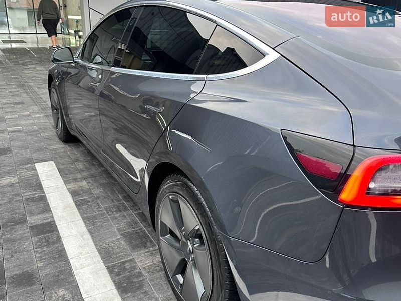 Седан Tesla Model 3 2018 в Рівному