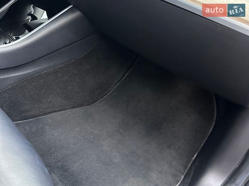 Седан Tesla Model 3 2018 в Рівному