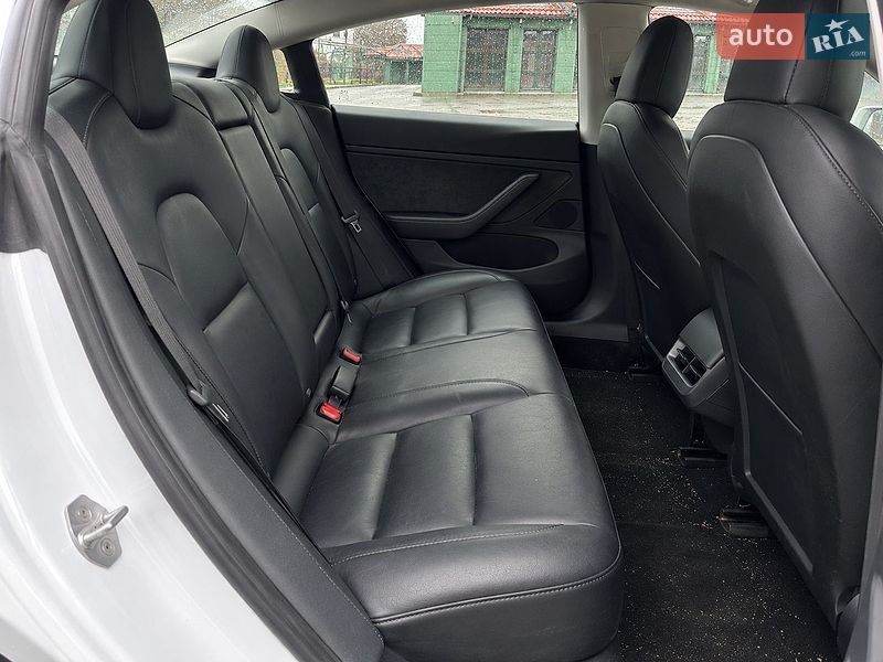 Седан Tesla Model 3 2021 в Львове