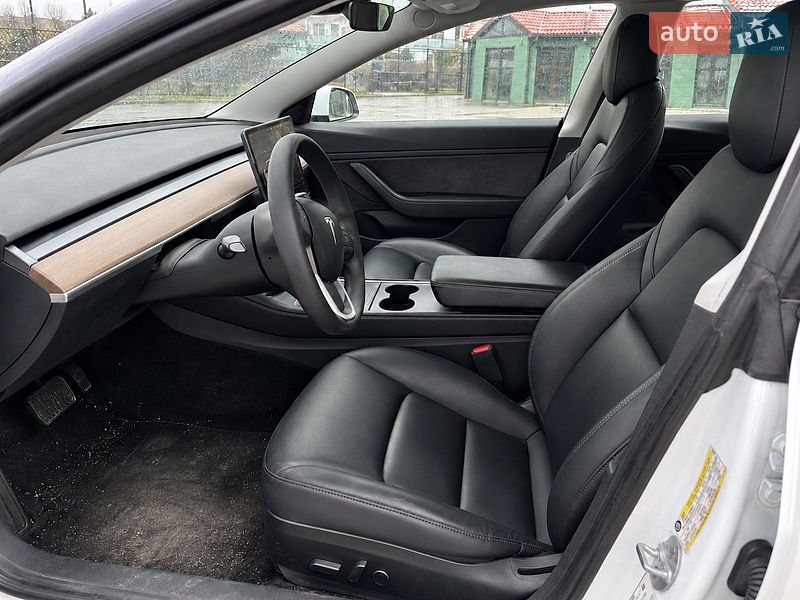 Седан Tesla Model 3 2021 в Львове