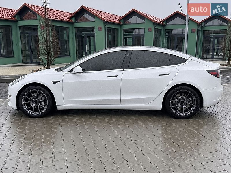 Седан Tesla Model 3 2021 в Львове