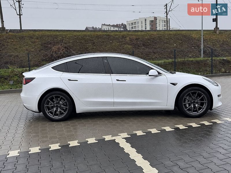 Седан Tesla Model 3 2021 в Львове