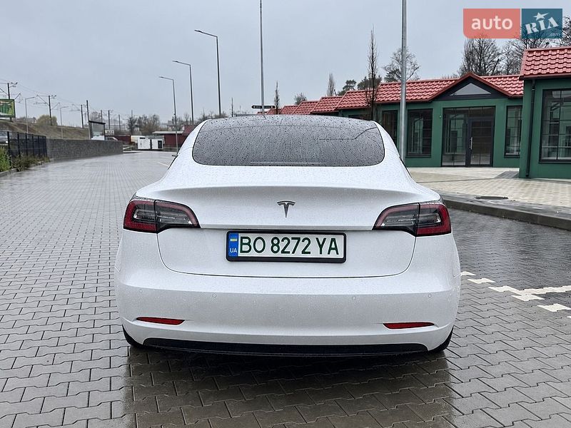 Седан Tesla Model 3 2021 в Львове