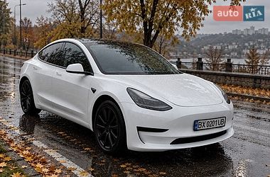 Седан Tesla Model 3 2023 в Львове