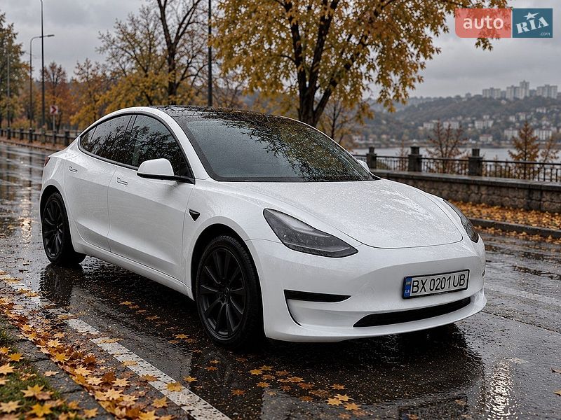 Седан Tesla Model 3 2023 в Львове