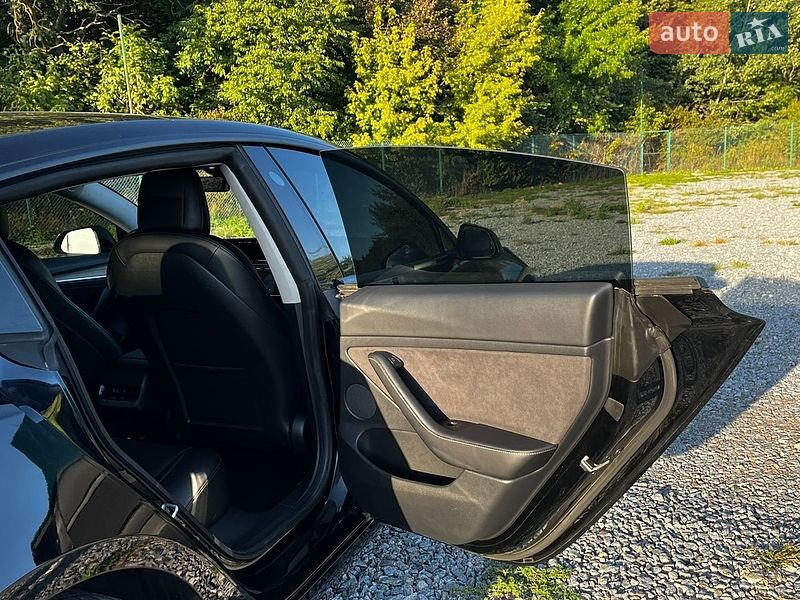 Седан Tesla Model 3 2021 в Львове