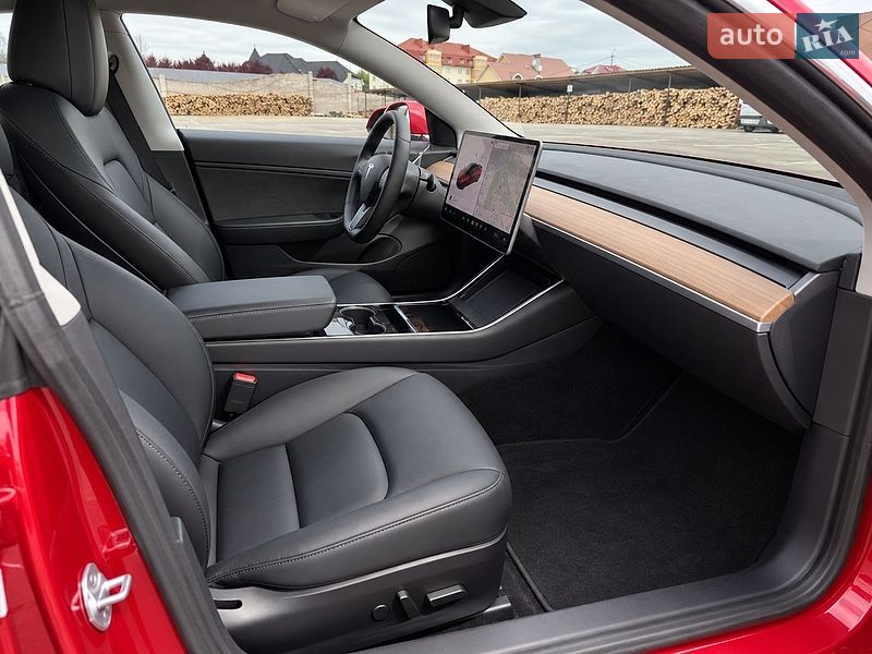 Седан Tesla Model 3 2020 в Львові