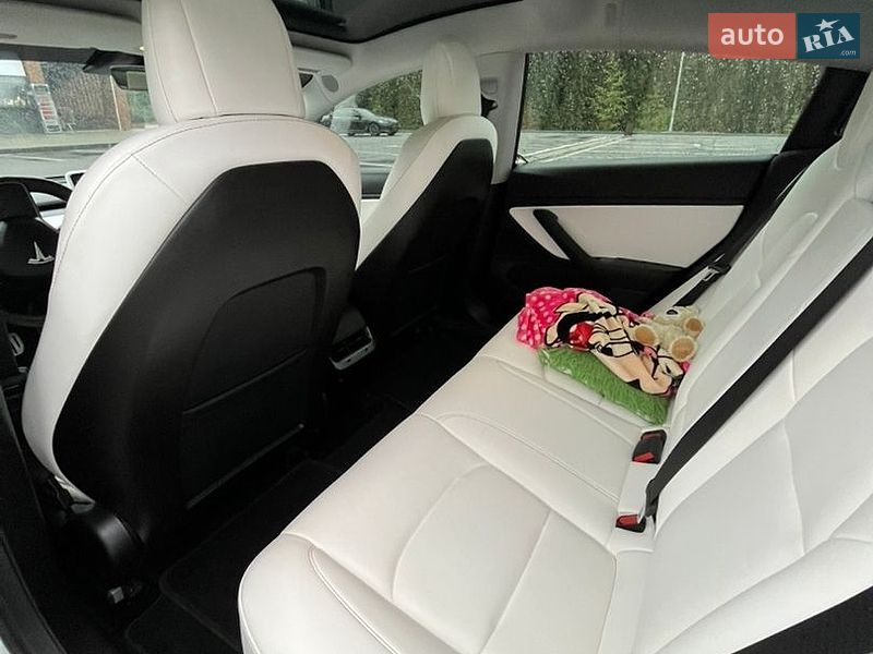 Седан Tesla Model 3 2020 в Великих Мостах