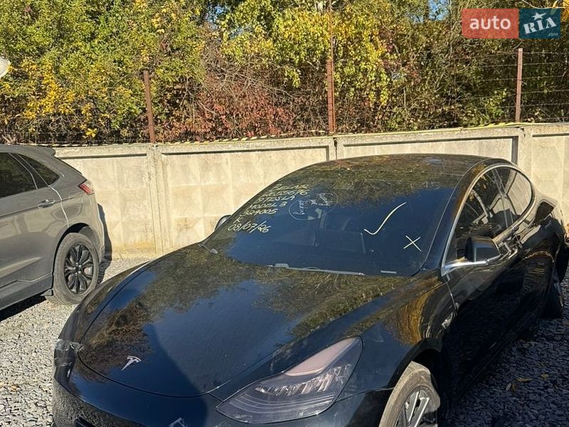 Седан Tesla Model 3 2019 в Львове