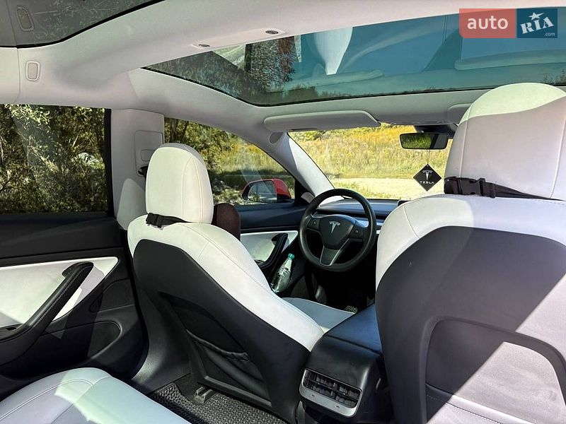 Седан Tesla Model 3 2020 в Львові