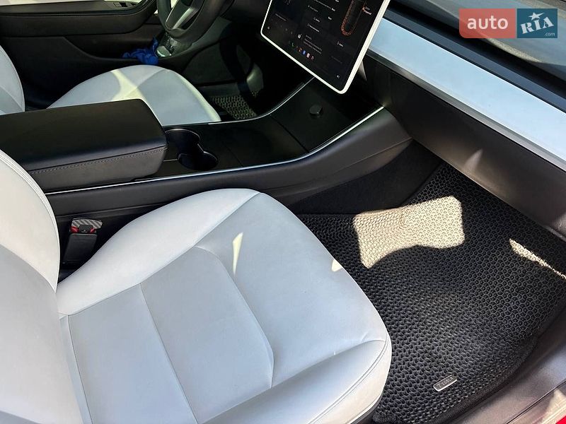 Седан Tesla Model 3 2020 в Львові