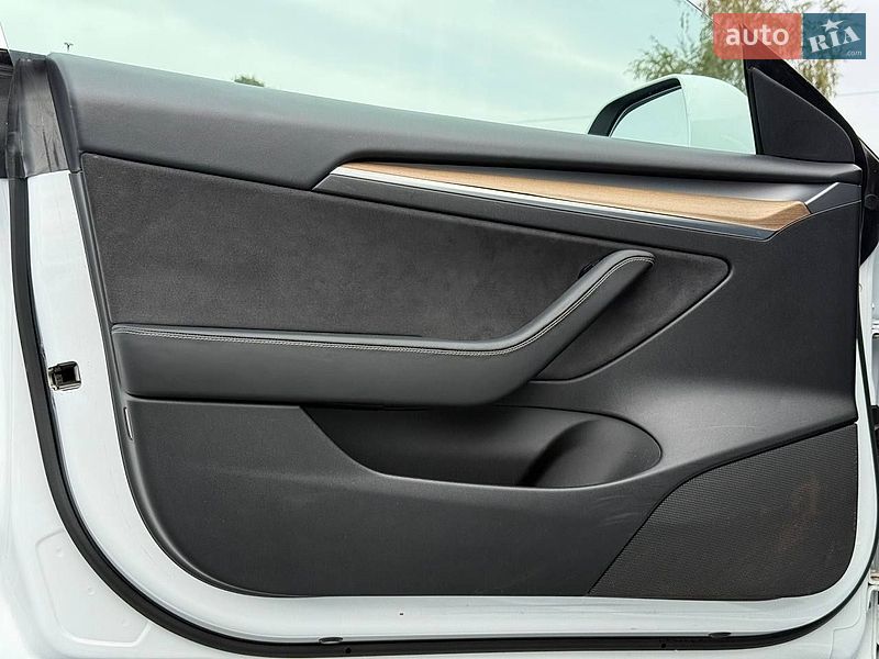 Седан Tesla Model 3 2021 в Рівному
