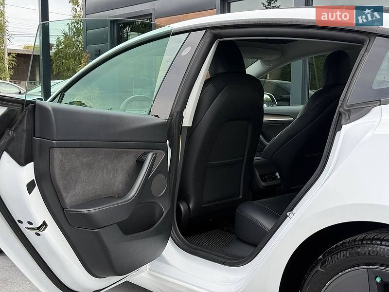 Седан Tesla Model 3 2021 в Рівному