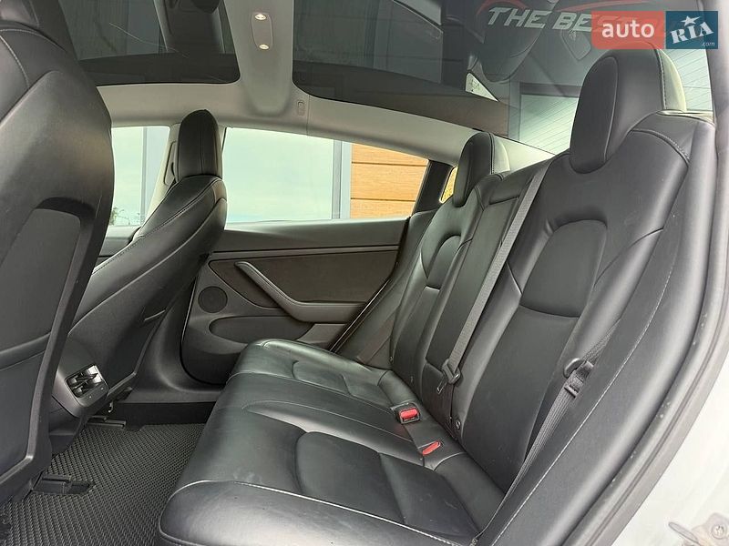 Седан Tesla Model 3 2021 в Рівному
