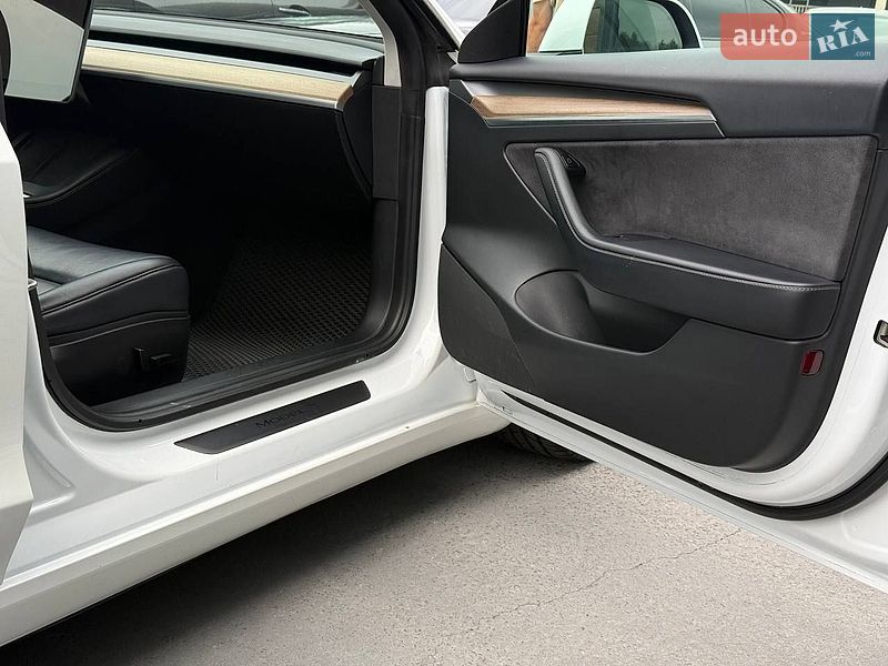 Седан Tesla Model 3 2021 в Рівному