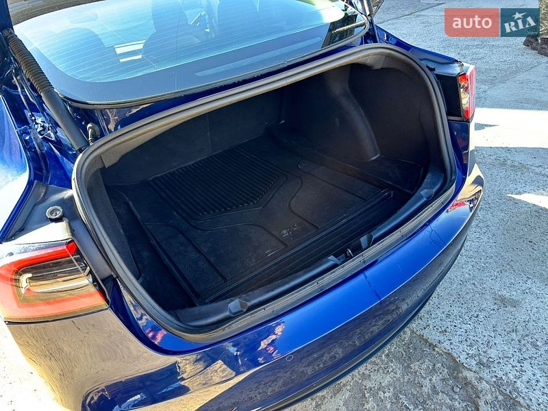 Седан Tesla Model 3 2022 в Львове