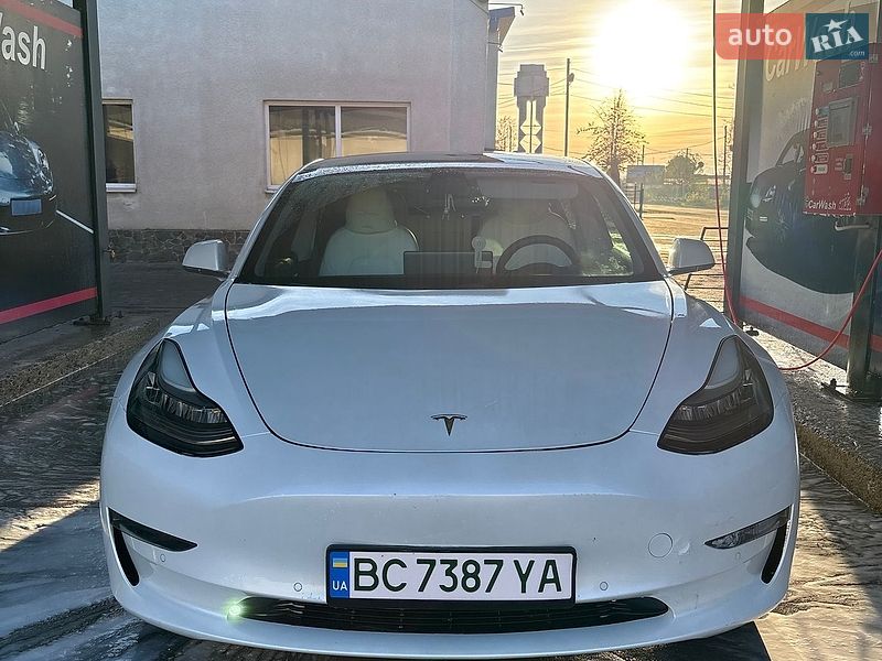 Седан Tesla Model 3 2020 в Львове
