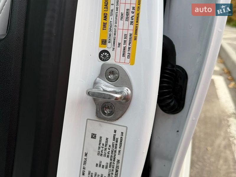 Седан Tesla Model 3 2022 в Киеве