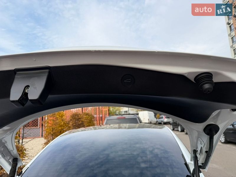 Седан Tesla Model 3 2022 в Киеве