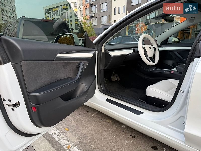 Седан Tesla Model 3 2022 в Киеве