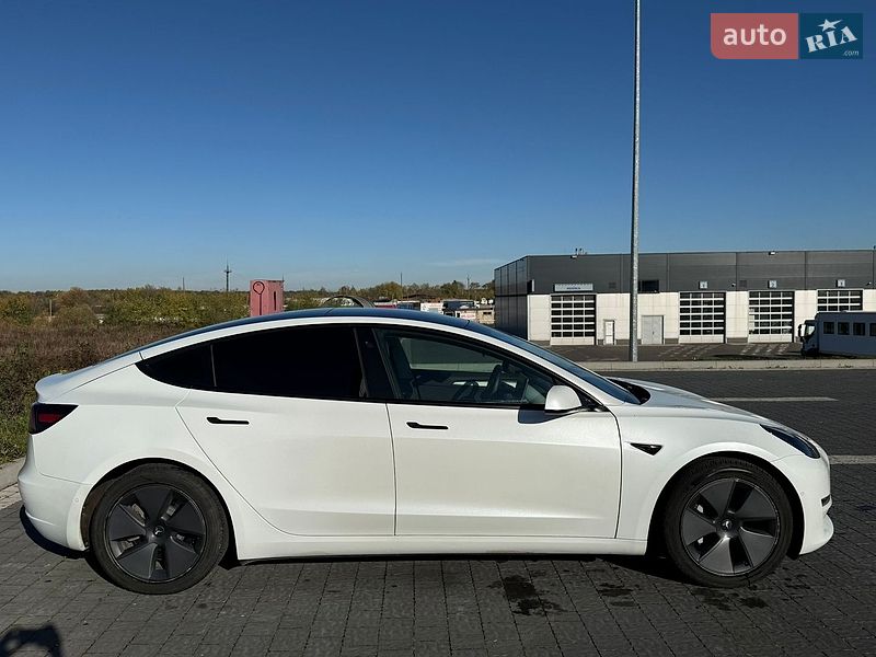 Седан Tesla Model 3 2022 в Львове