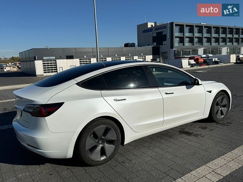 Седан Tesla Model 3 2022 в Львове