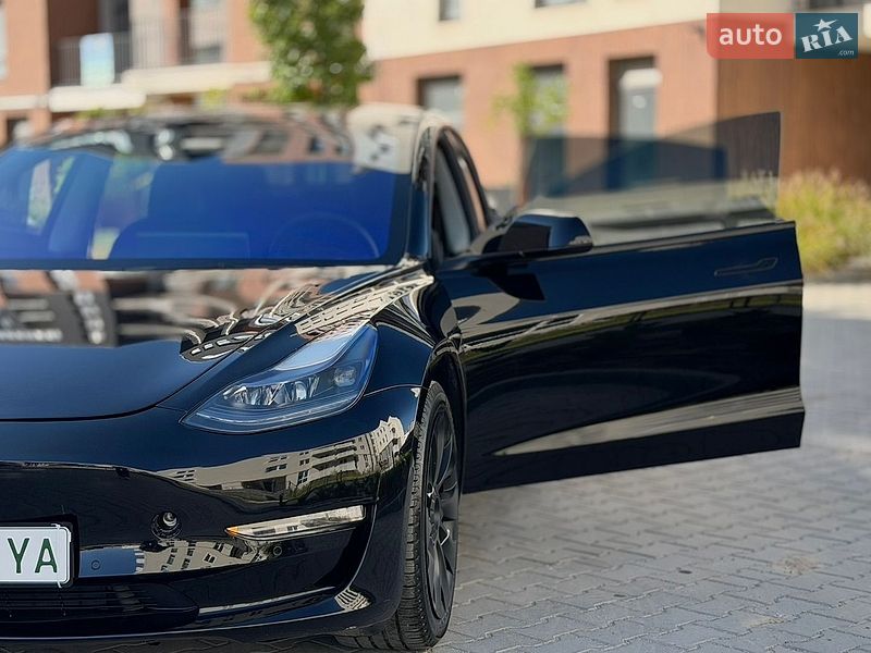Седан Tesla Model 3 2022 в Івано-Франківську