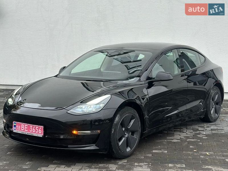 Седан Tesla Model 3 2023 в Дубні
