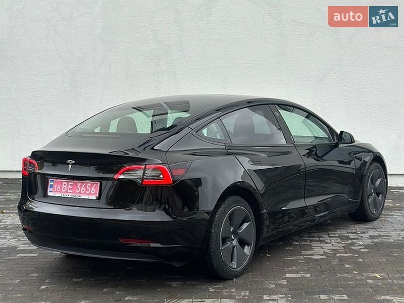 Седан Tesla Model 3 2023 в Дубні