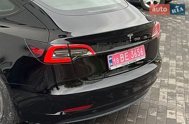 Седан Tesla Model 3 2023 в Дубні