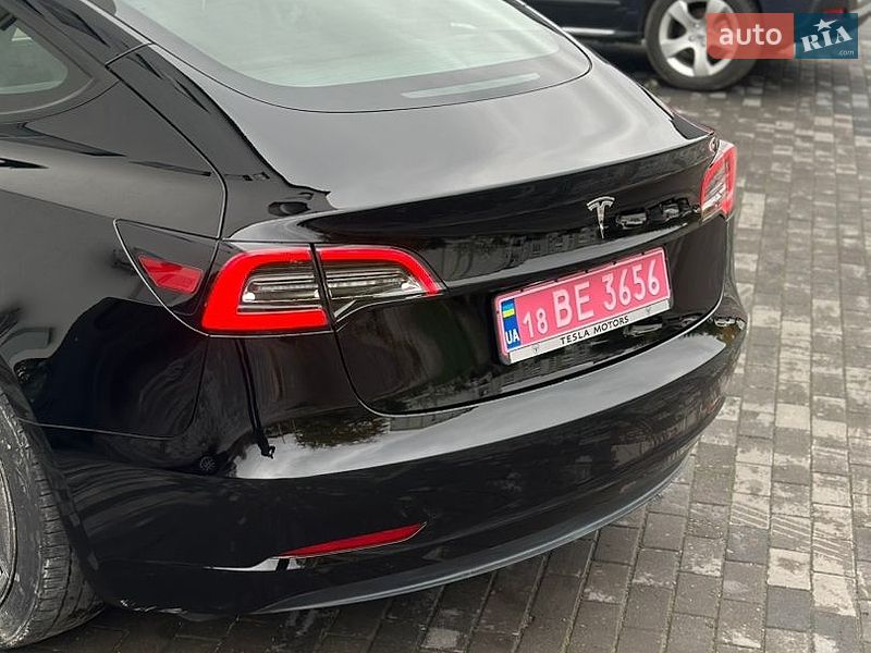 Седан Tesla Model 3 2023 в Дубні