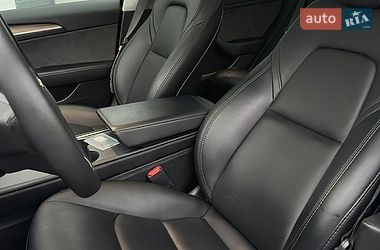 Седан Tesla Model 3 2023 в Дубні