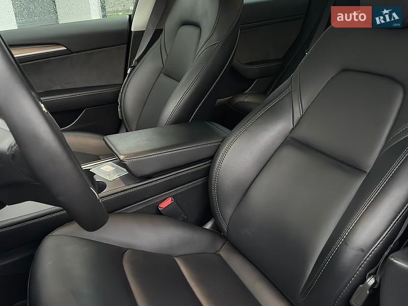 Седан Tesla Model 3 2023 в Дубні