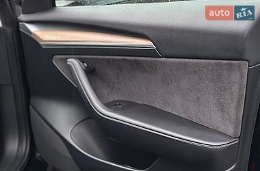 Седан Tesla Model 3 2023 в Дубні