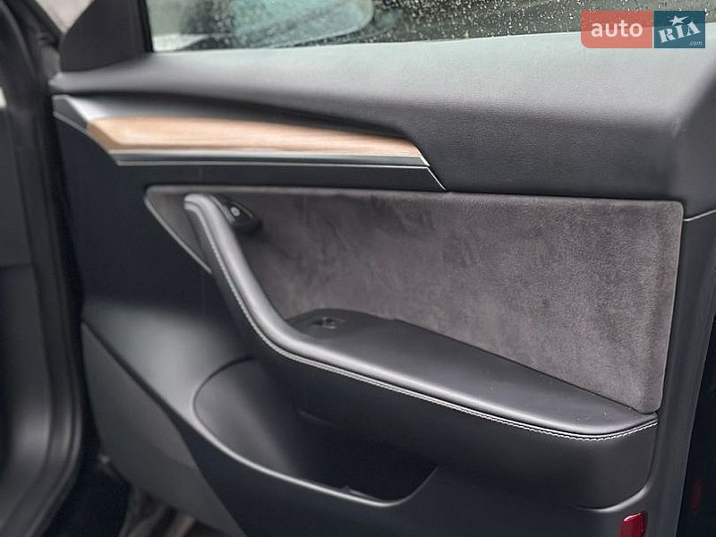 Седан Tesla Model 3 2023 в Дубні