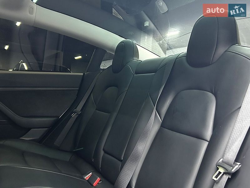 Седан Tesla Model 3 2019 в Черновцах