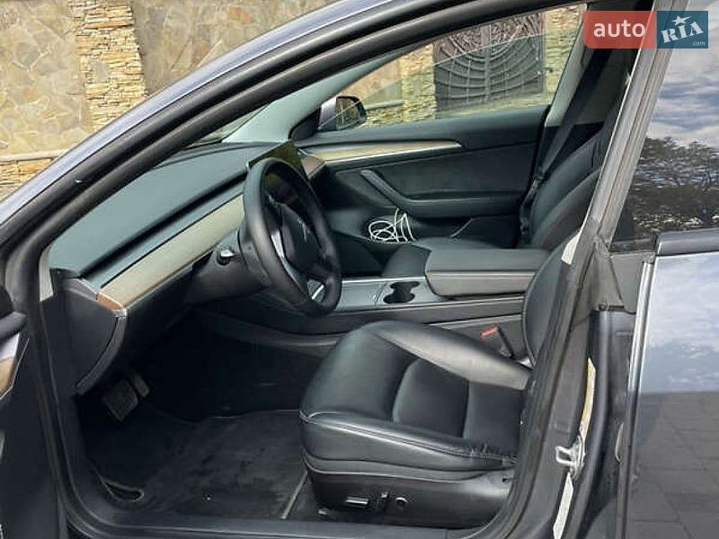 Седан Tesla Model 3 2022 в Львове